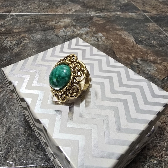 Gold tone adjustable ring with green stone - Picture 2 of 8